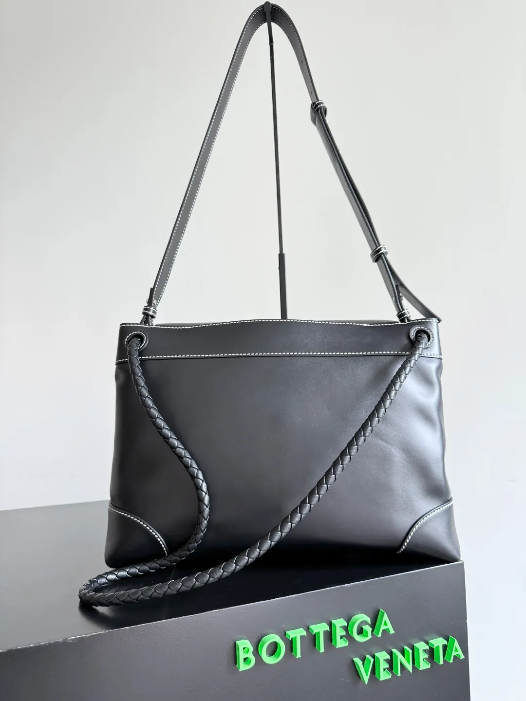 Batch 2460 BOTTEGA VENETA 2025 new men's ANDIAMO backpack Bottega Veneta's main recommendation is undoubtedly Andiamo. The first new favorite of 2025 is a men's splayed buckle bag. It can be seen that the designer has used many small ideas. The detachable cross-body strap is very convenient for elite office workers to carry their work diary. Reduce the burden on your hands when carrying office supplies. The interior is divided into two large compartments and a small zippered compartment. Unlike the women's model, the compartments here are not detachable. The fixed large single layer also makes it easier to pack lightly when going out to work and avoids the accumulation of too many small items. Style number: 807715 (full leather) Size: 37*26*13cm